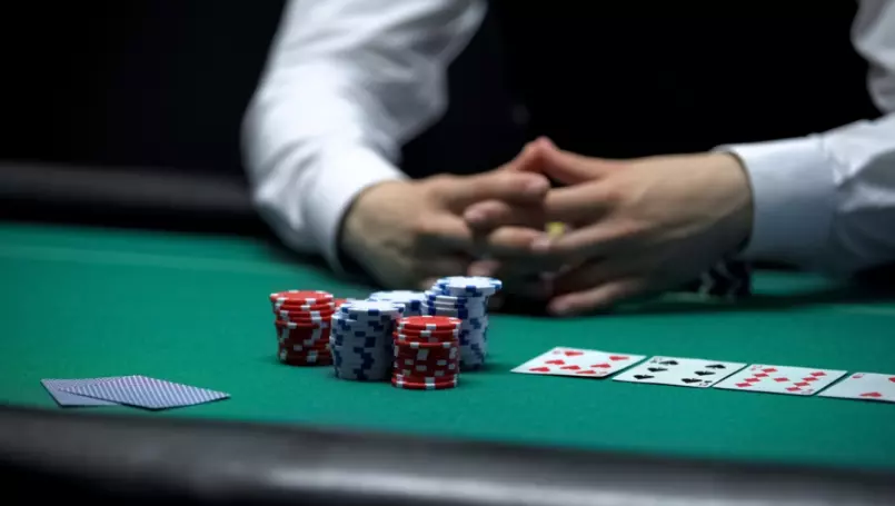 O poquer e um jogo de azar ou um jogo de pericia